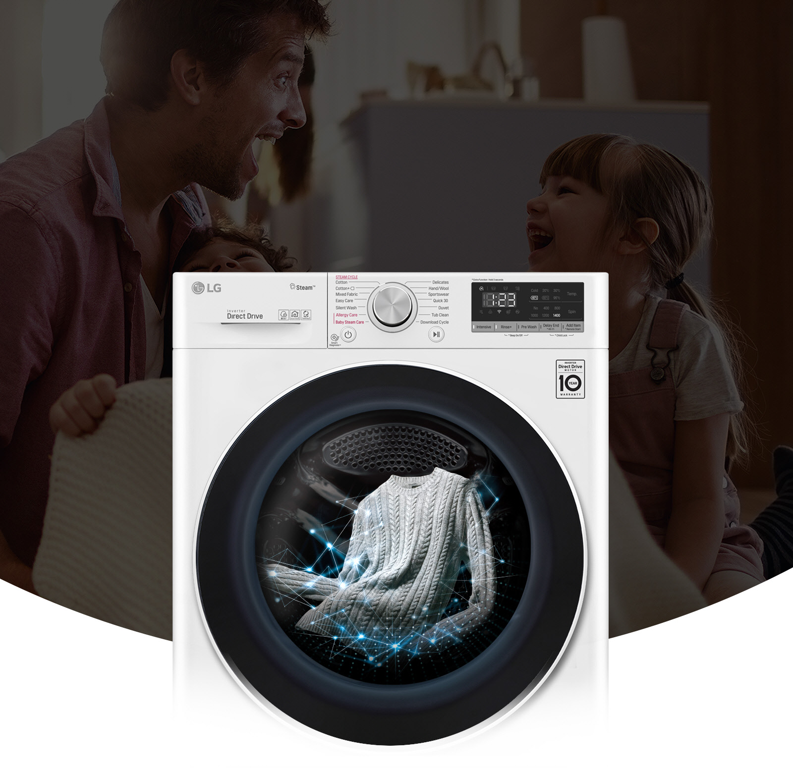 Перед темным изображением, на котором отец и дочь улыбаются, показано изображение стиральной машины. Машина в работе, стирка белья.