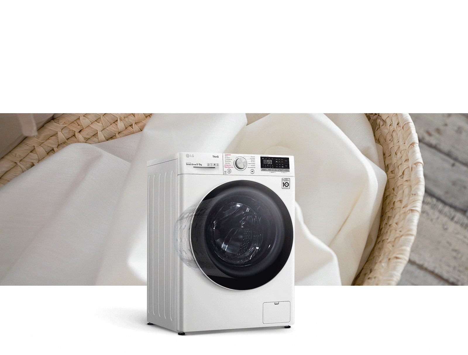 Este afișată o imagine a produsului care demonstrează capacitatea sa interioară mai mare, prin mișcare. Imaginea de fond afișează un coș cu rufe albe.