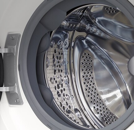 Cadru detaliat cu tamburul mașinii de spălat și ușa deschisă.
