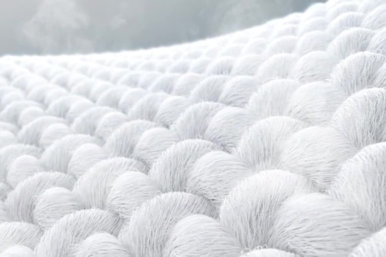 O filmare de detaliu cu o țesătură mărită și expusă la abur.