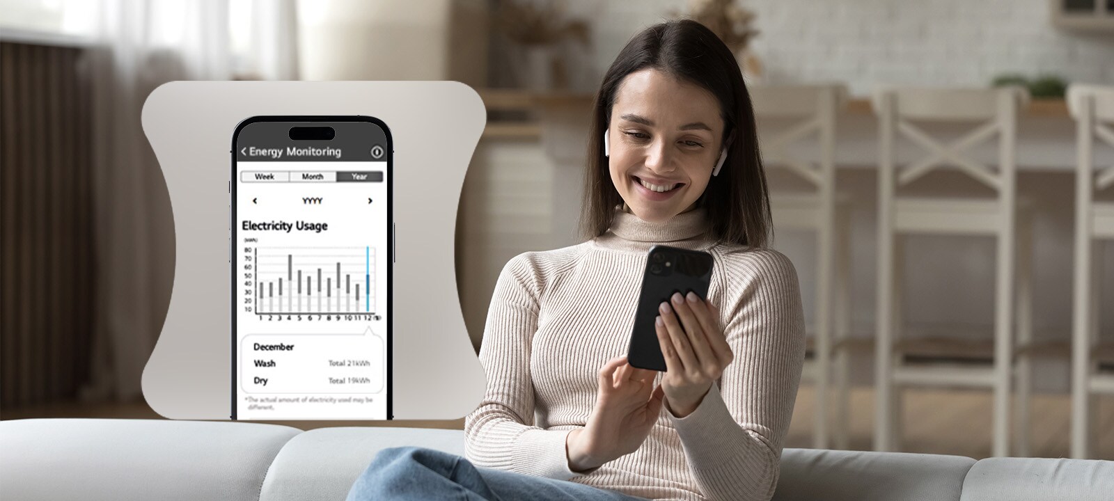 O femeie care își monitorizează consumul de energie prin intermediul aplicației ThinQ™.