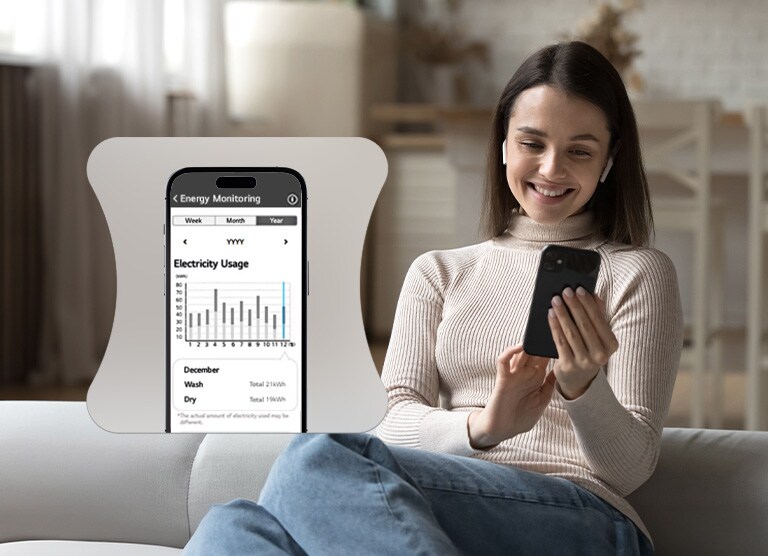O femeie care își monitorizează consumul de energie prin intermediul aplicației ThinQ™.