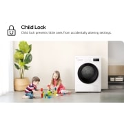 LG Uscător de rufe cu pompă de căldură, 8 kg, Clasa D, imagine cu doi copii jucându-se cu cuburi colorate lângă o mașină de spălat. Text identificat: „Blocare pentru copii”: Funcția de blocare pentru copii împiedică modificarea accidentală a setărilor de , RHA1008NWK, thumbnail 5