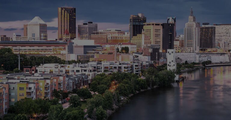 Peisaj urban fără strălucire, cu rezoluție scăzută. Apare procesorul alpha 11 AI. Diferite pictograme circulare se mișcă în jurul peisajului urban, arătând cum procesorul analizează fiecare element din cadru. Procesorul pulsează cu energie, iar imaginea peisajului urban este brusc mai strălucitoare, mai detaliată și cu rezoluție 4K datorită AI Super Upscaling.