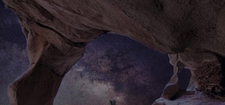 Peisaj natural de seară plictisitor, vedere a cerului de noapte de sub o formațiune stâncoasă. Graficele par să arate procesul de îmbunătățire vizuală al OLED Dynamic Tone Mapping Pro. Peisajul rezultat are un contrast mult mai bun, cu stele acum vizibile pe cerul nopții, negru mai întunecat și alb mai luminos în general. 