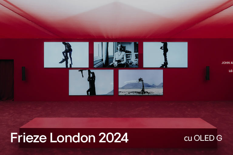 Cameră roșie cu mai multe LG OLED G afișând opere de artă.