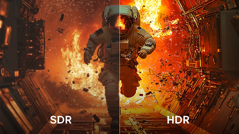 Scenă cu un astronaut fugind de o explozie, divizată. Pe o parte, culorile și contrastul sunt monotone, cu eticheta SDR. Pe cealalaltă, sunt precise și intense, cu eticheta HDR. 