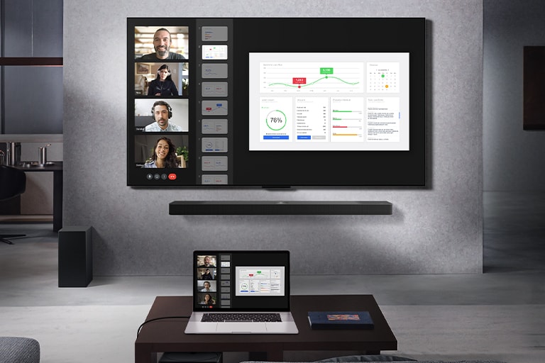 Living cu vedere de pe canapea, cu vedere spre un LG True Wireless TV montat pe perete și un LG Soundbar. Pe măsuța de cafea se află un laptop conectat la Cutia Zero Connect, care abia se vede sub masă. Ecranul laptopului, care permite un apel video în direct, este oglindit wireless pe ecranul televizorului. Întregul spațiu este ordonat și fără cabluri.