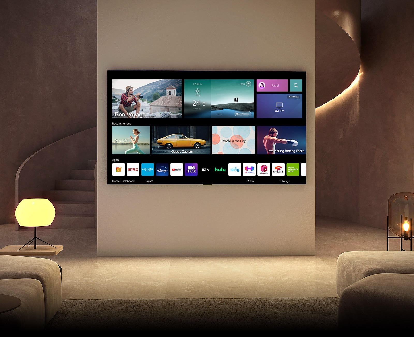 Într-o cameră de zi de lux este agățat un televizor – televizorul pornește și este prezentat ecranul de pornire, pe măsură ce spațiul devine de asemenea mai luminos.