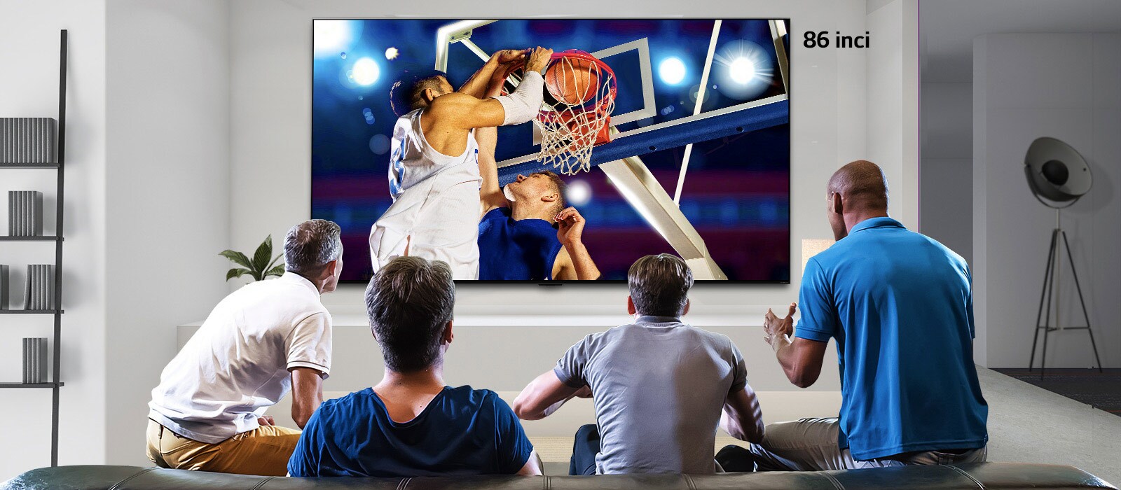 Vedere din spate a unui televizor montat pe perete care arată un meci de baschet la care se uită patru bărbați. Derularea la stânga și la dreapta arată diferența de dimensiune dintre un ecran de 43 inci și unul de 86 inci.