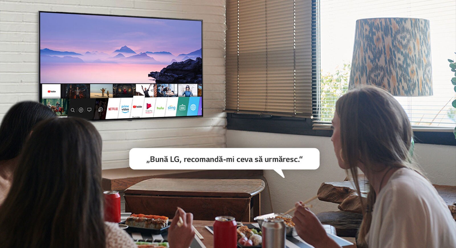 Trei femei mâncând sushi și una din ele cere recomandări televizorului LG cu privire la ce ar trebui să urmărească