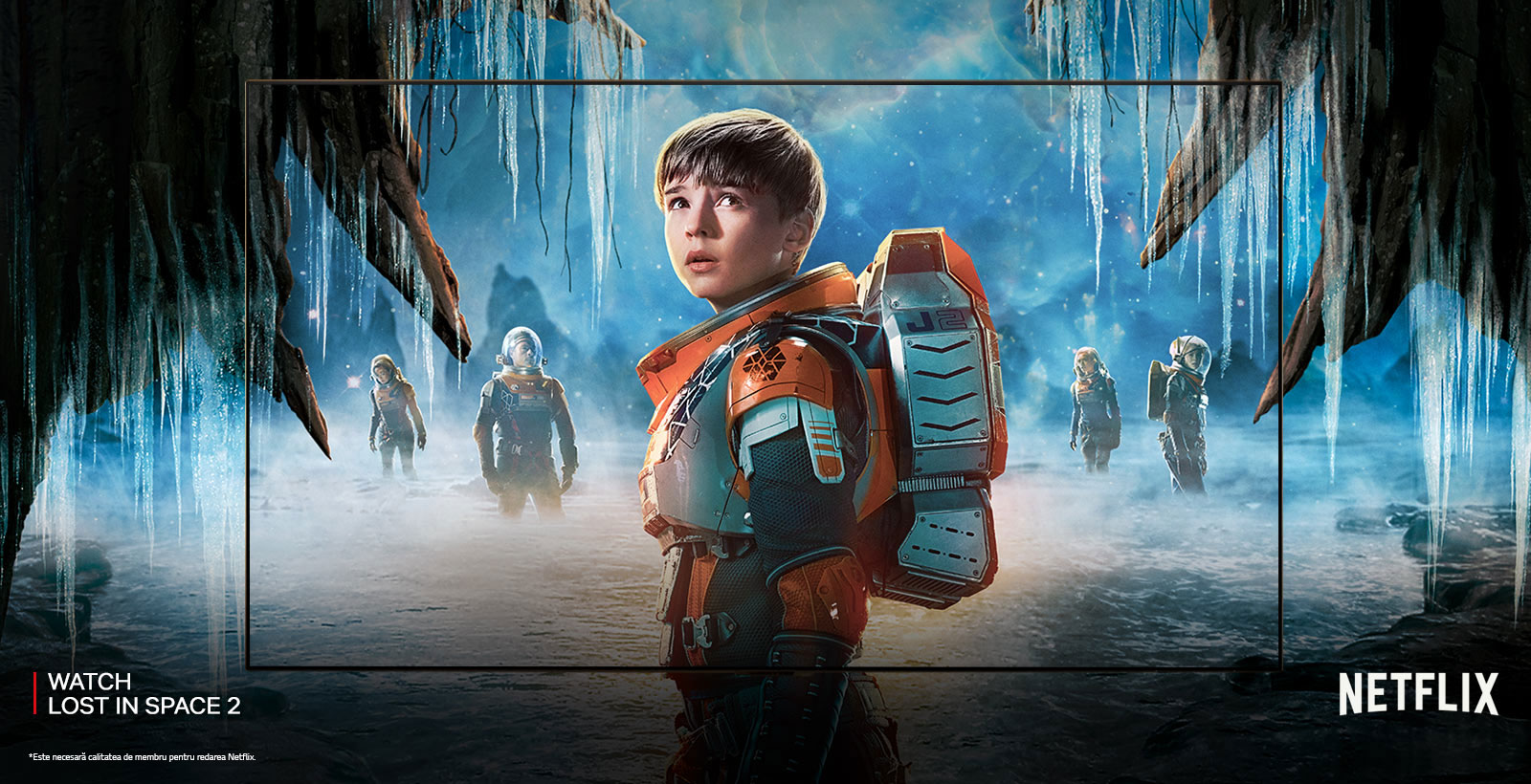 Prim-plan cu unul din eroii serialului LOST IN SPACE 2, care are o privire pătrunzătoare