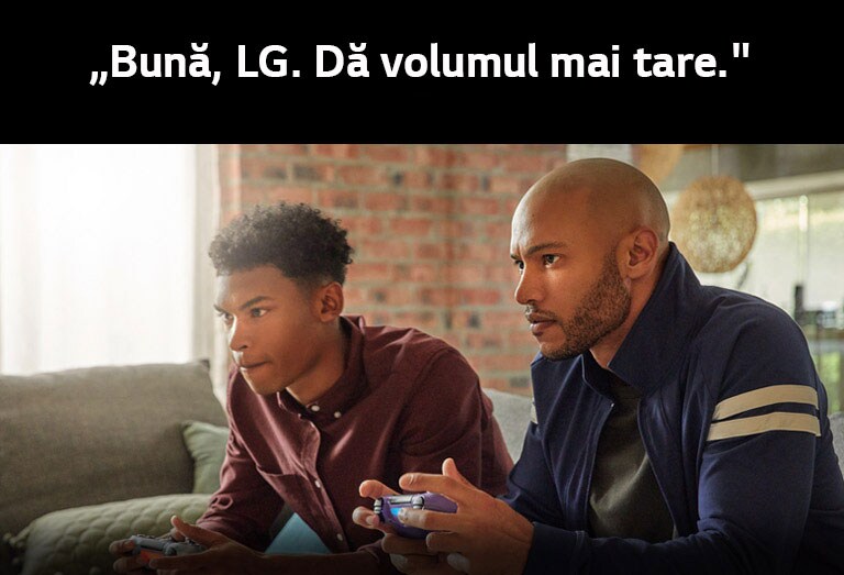 Doi băieți pe canapea ținând în mână dispozitive wireless de comandă a jocului, absorbiți de joc