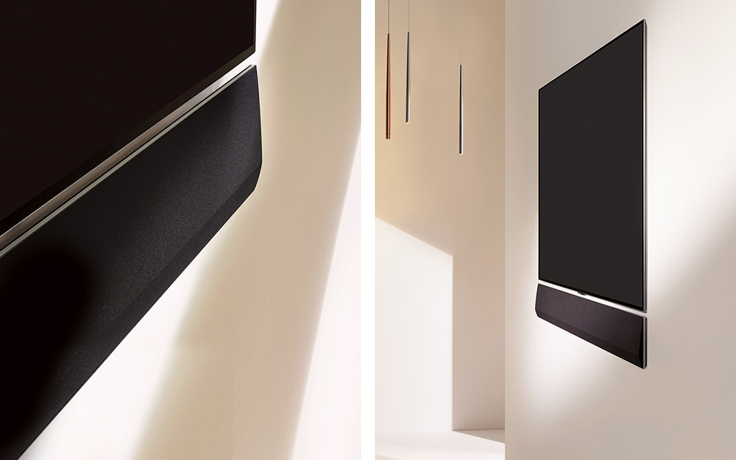  Două unghiuri diferite ale unui ecran cu Aspect de galerie montat pe perete, cu soundbar-ul Gallery montat mai jos