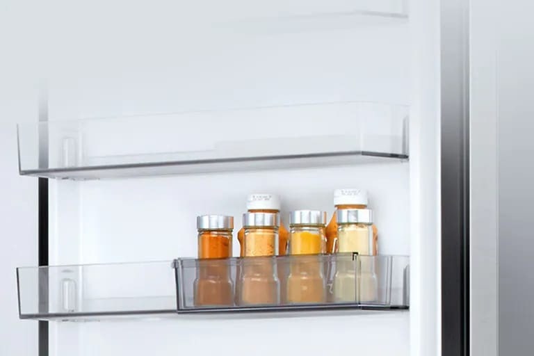 Interiorul frigiderului LG cu congelator inferior (GBBW726AEV