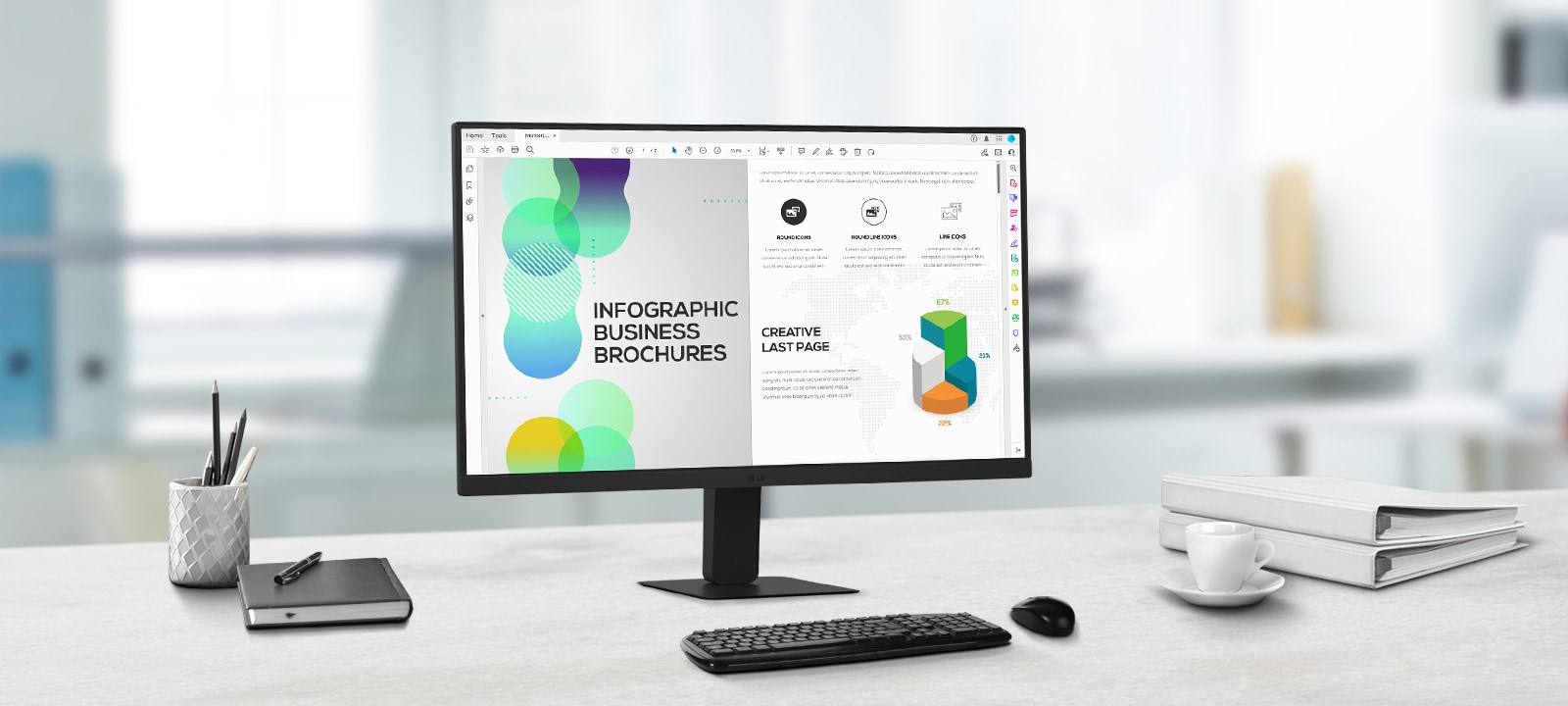 Pe birou este un monitor QHD IPS care afișează lucrul la un document. Alături de monitor sunt un suport pentru pixuri, un jurnal, un pix, o tastatură și un pahar.