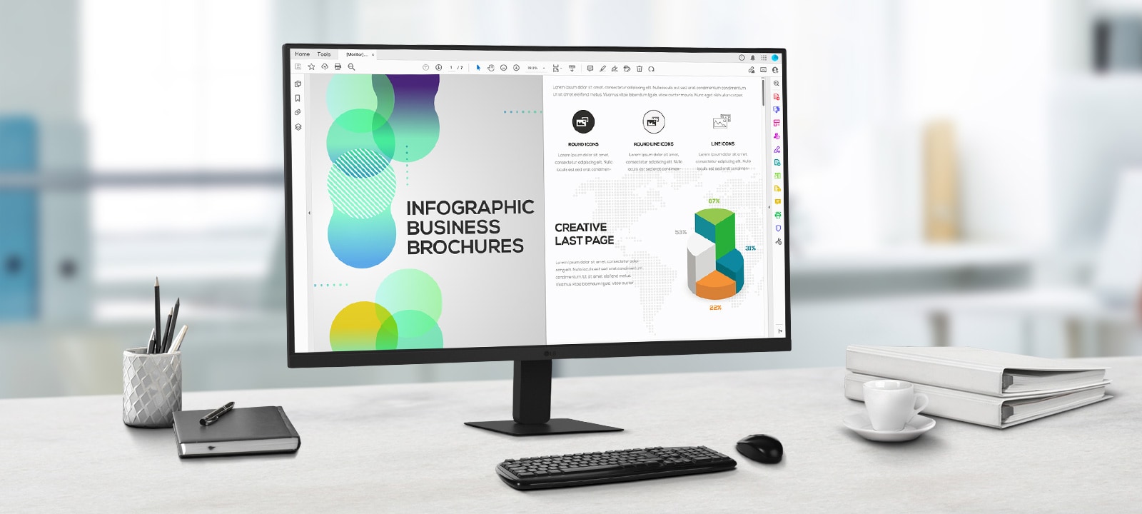 Pe birou este un monitor QHD IPS care afișează lucrul la un document. Alături de monitor sunt un suport pentru pixuri, un jurnal, un pix, o tastatură și un pahar.