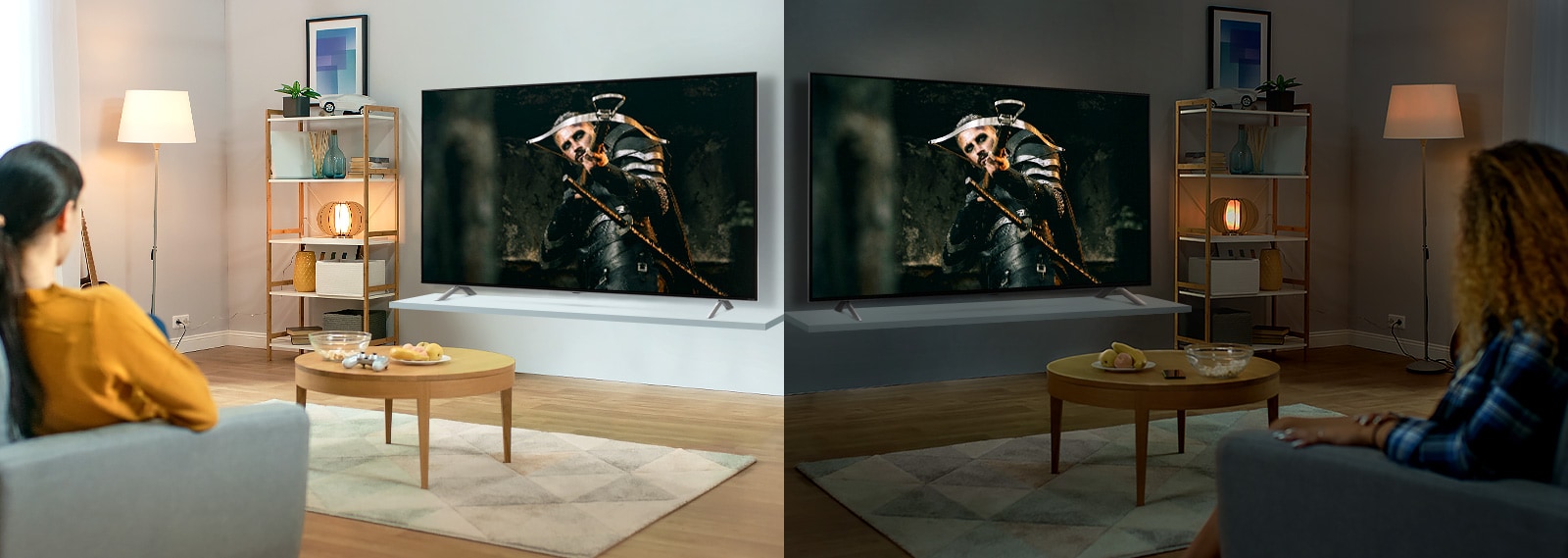 Două femei care privesc aceeași scenă la TV în sufragerii paralele și în condiții de luminozitate diferite.