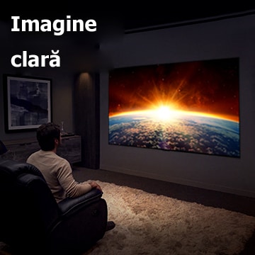 Un bărbat așezat pe canapea într-o cameră întunecată, uitându-se la televizorul care înfățișează soarele care răsare din spatele Pământului.