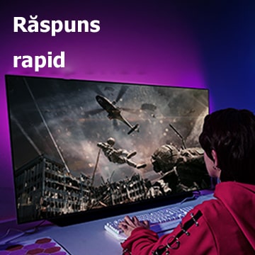 O fată joacă jocuri pe calculator, pe un ecran mare de televizor, care redă un soldat care coboară dintr-un elicopter.