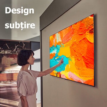 O femeie privește la un televizor agățat pe perete, care redă o operă de artă.