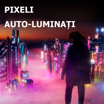 O femeie admiră de sus peisajul urban, pe timp de noapte, cu panouri colorate cu neon.