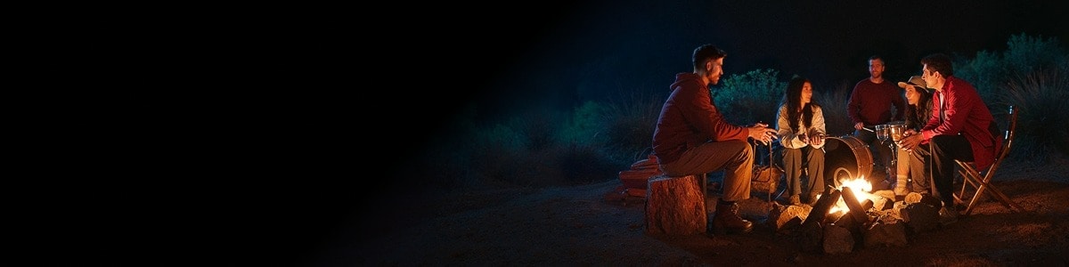 Oameni care se bucură de camping cu zâmbete, îmbrățișând puterea optimismului.