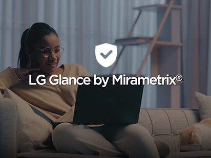 Arată o femeie care lucrează singură în confortul propriei locuințe.