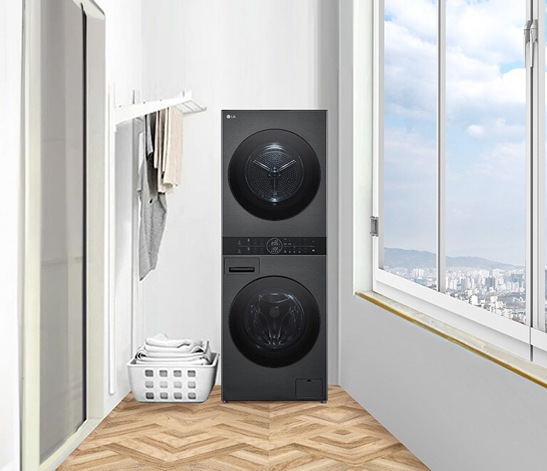 Washtower este amplasat pe un balcon cu nuanțe de alb.