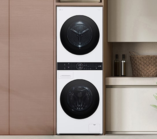 Peretele unei camere tip dressing, cu washtower integrat armonios în mobilier.