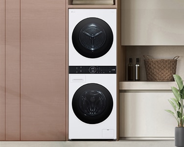 Peretele unei camere tip dressing, cu washtower integrat armonios în mobilier.