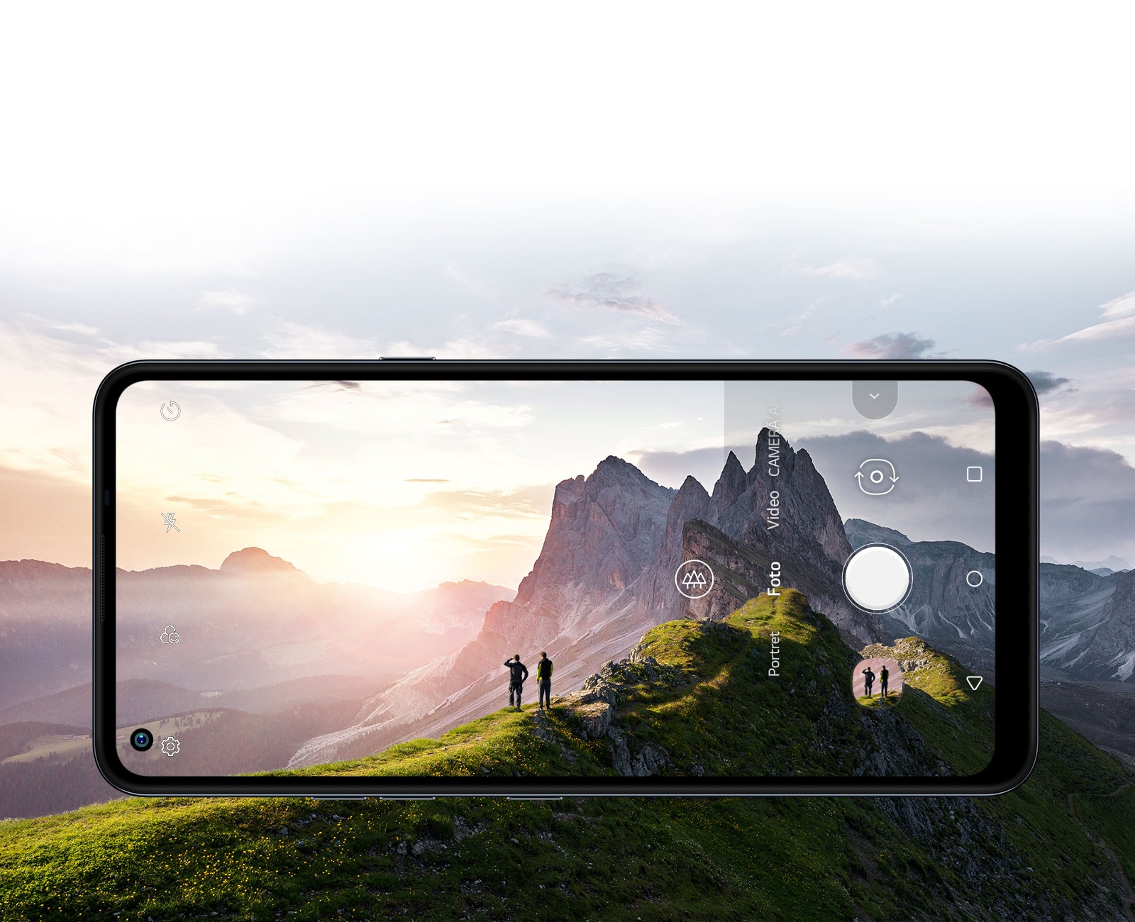 Două persoane care urmăresc răsăritul de pe munte fotografiate cu ajutorul unui smartphone