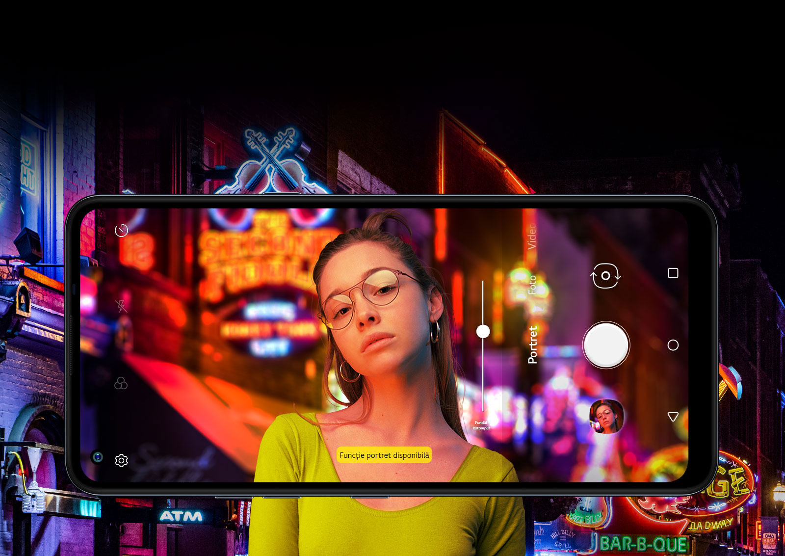 O femeie care își face un selfie în stradă, pe un fundal plin de lumini.