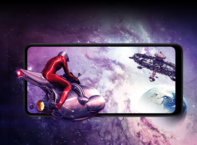 Un bărbat care zboară pe o navă spațială, către o stație spațială aflată în afara spațiului terestru