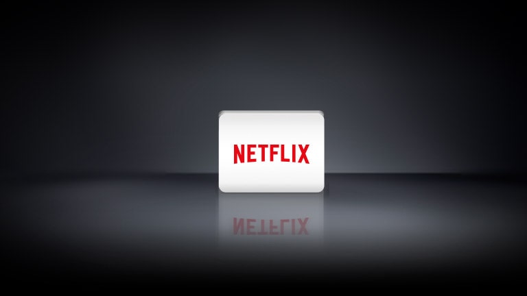 Trei sigle de aplicații de la stânga la dreapta: Apple TV, Netflix și canalele LG