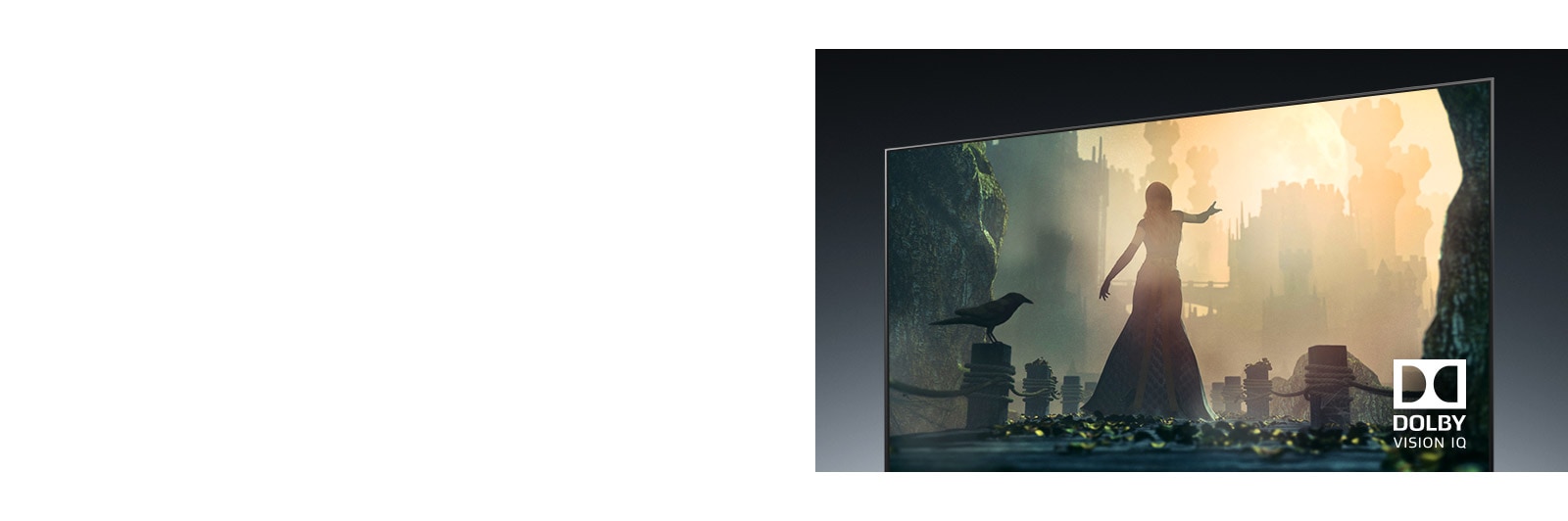 Un ecran TV care prezintă o femeie în costum tradițional, dansând pe stradă.