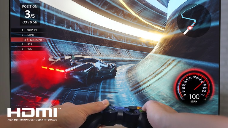 Prim-plan cu un jucător ce joacă un joc de curse pe un ecran TV