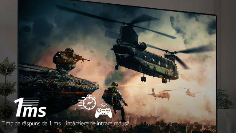 Prim-plan cu un jucător care are în mână un volan de curse în timpul unui joc de curse pe un ecran TV.