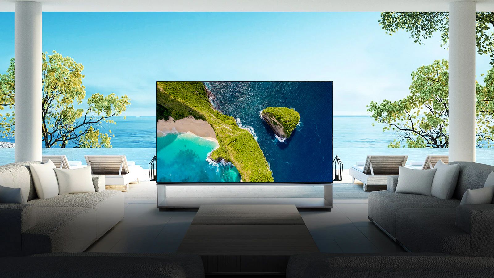 Televizor care prezintă o vedere aeriană a naturii într-un decor cu o casă luxoasă