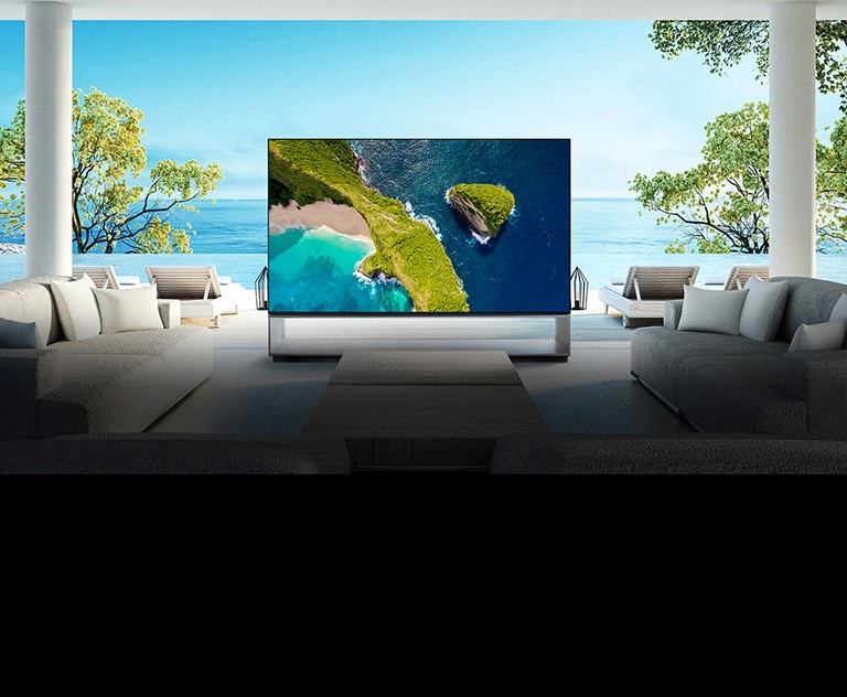 Televizor care prezintă o vedere aeriană a naturii într-un decor cu o casă luxoasă