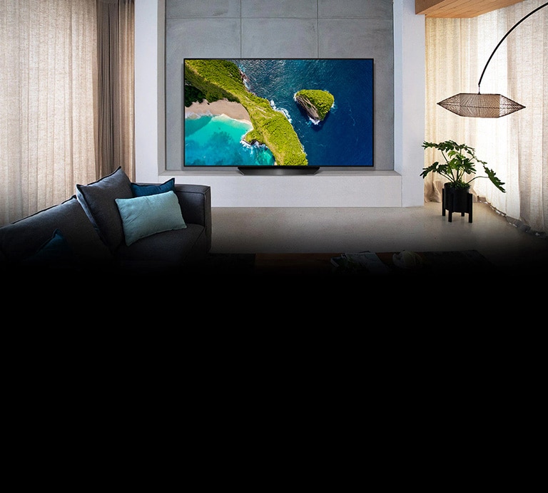 Televizor care prezintă o vedere aeriană a naturii într-un decor cu o casă luxoasă