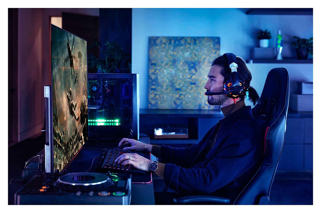 LG OLED CX | 48 inch 4K ULTRA HD | Dolby Vision IQ & Atmos | Procesor α9 gen. a 3-a cu IA | Nvidia G-Sync | Funcții SPORT, A man playing a battle game on a TV screen, OLED48CX3LB, thumbnail 12