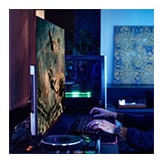 LG OLED CX | 48 inch 4K ULTRA HD | Dolby Vision IQ & Atmos | Procesor α9 gen. a 3-a cu IA | Nvidia G-Sync | Funcții SPORT, A man playing a battle game on a TV screen, OLED48CX3LB, thumbnail 12