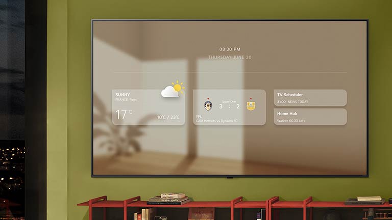 Panoul de informații este afișat pe un LG TV cu montaj pe perete. Sunt afișate diferite funcționalități, de la actualizări meteorologice, alerte sportive, programator TV, Home Hub și Google Calendar.