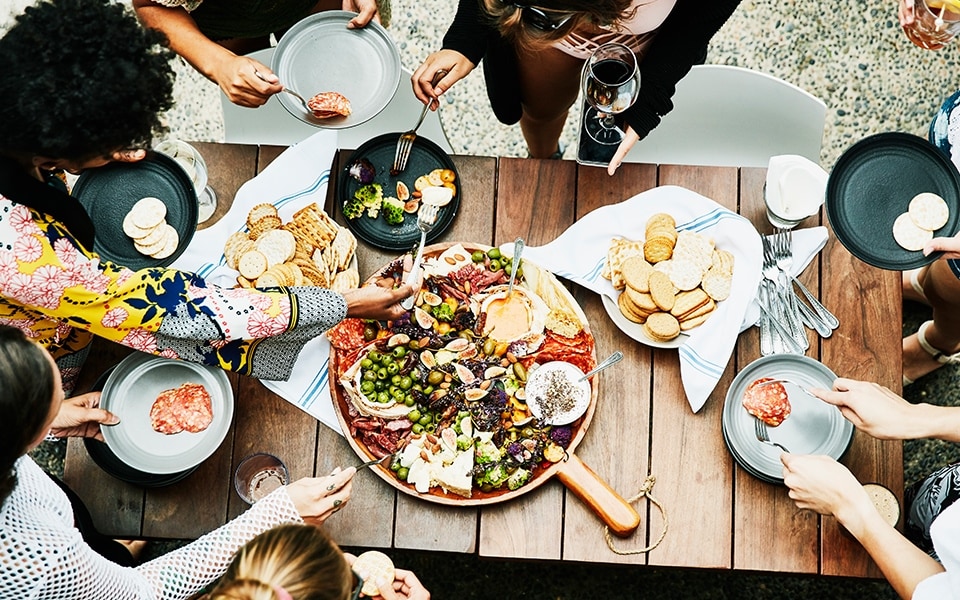 Prietenii se bucură de o masă de sărbători înainte de a depozita alimentele în frigider