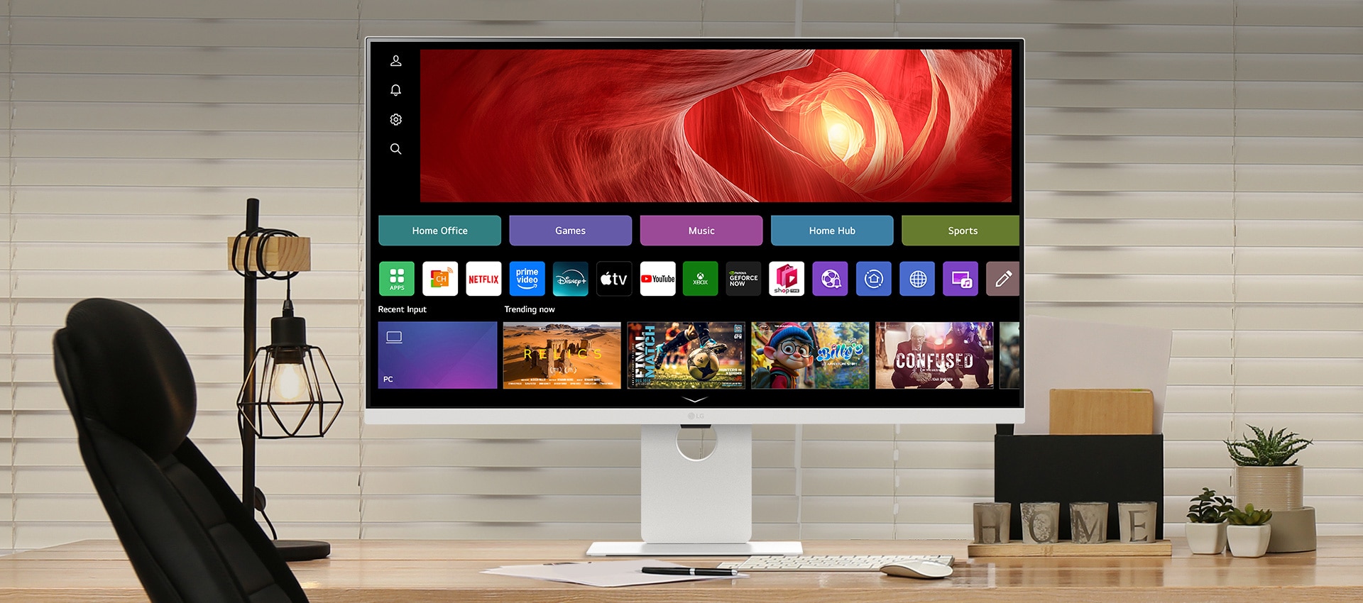 Na slici je prikazan LG Smart Monitor na radnom stolu, koji služi za rad i zabavu.