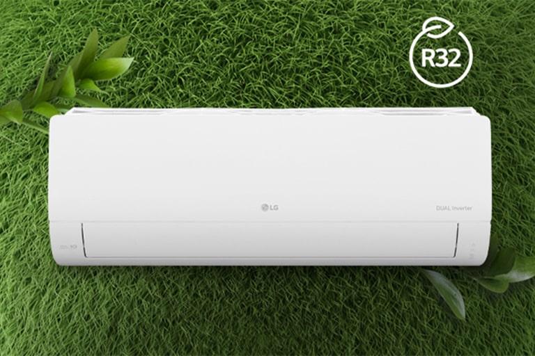 LG klima-uređaj postavljen je na zidu od trave. Logotip R32 za energetsku efikasnost nalazi se u gornjem desnom uglu.	