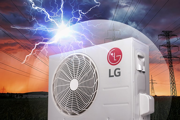 LG ventilator je izvan kuće, a u pozadini je tmurno munjevito nebo. Sa strane motora se vidi logotip LG.	