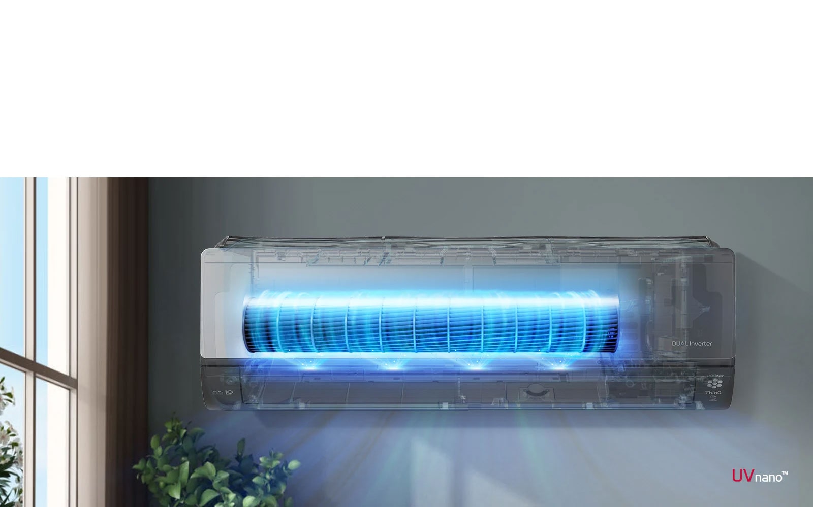 Video snimak koji prikazuje prikaz spreda klima uređaja postavljenog na zid. Prednja strana mašine je providna i okreće se tako da se pokazuje unutrašnji sklop. Ventilatori su istaknuti plavom bojom tako da se pokaže UV LED svetlo koje uklanja bakterije. Vazduh se izduvava iz mašine. UVnano logotip se nalazi u donjem desnom uglu.