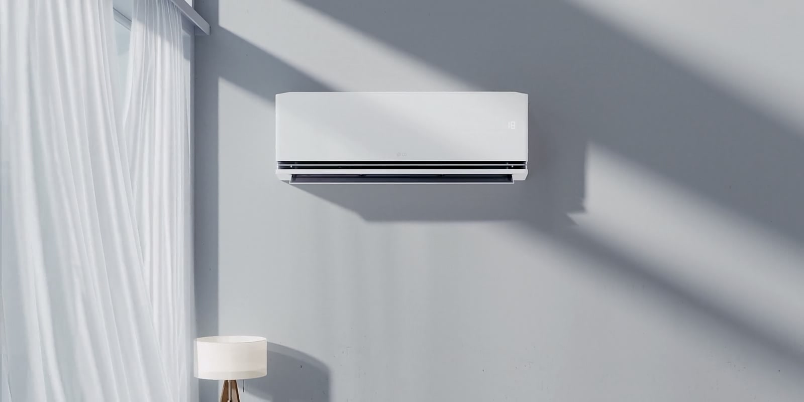 Prikazuje proizvode koji rade u unutrašnjosti iz različitih uglova.